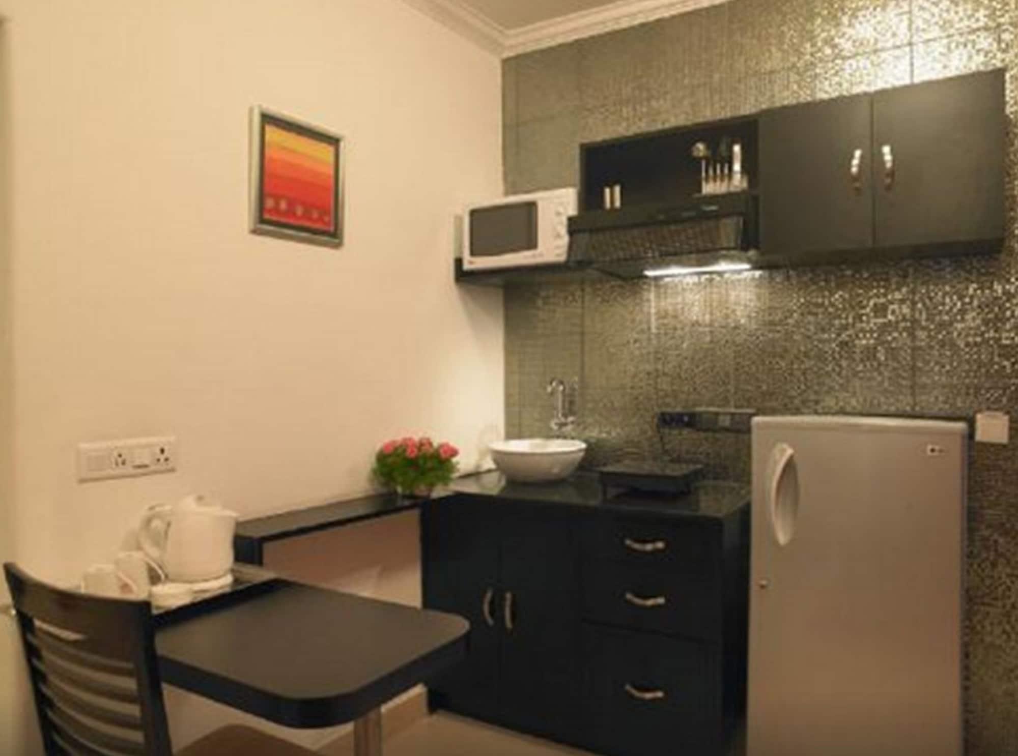 Royal Orchid Golden Suites Pune Room photo