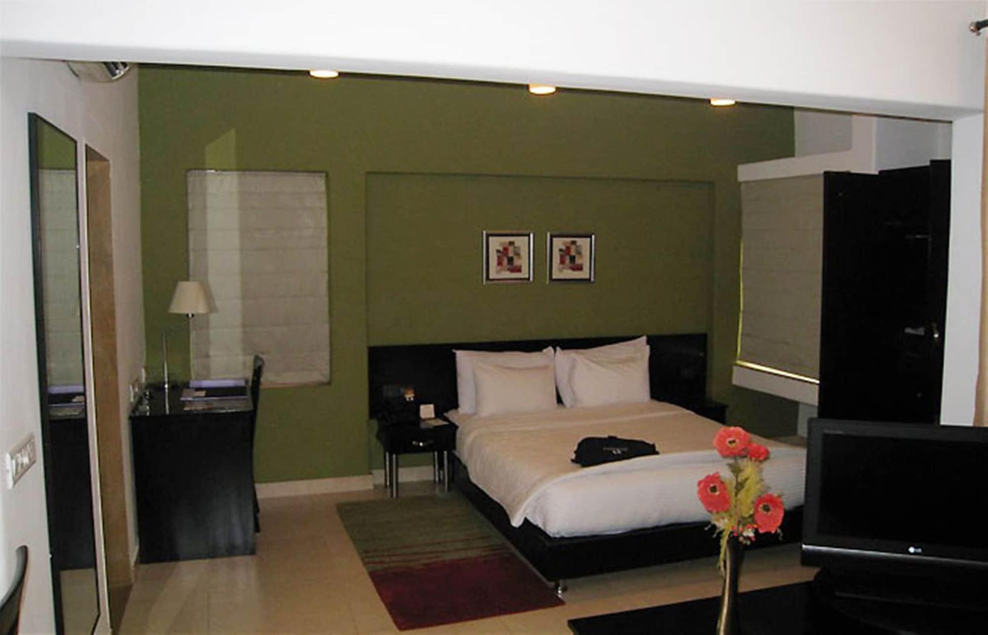 Royal Orchid Golden Suites Pune Exterior photo
