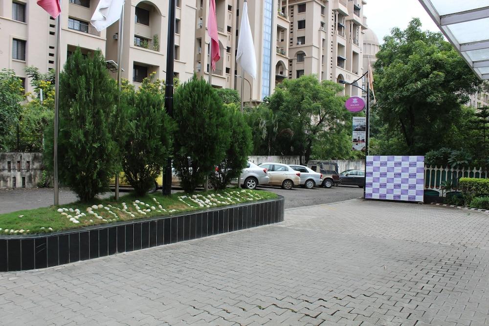Royal Orchid Golden Suites Pune Exterior photo
