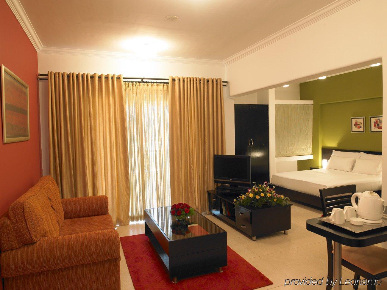 Royal Orchid Golden Suites Pune Room photo